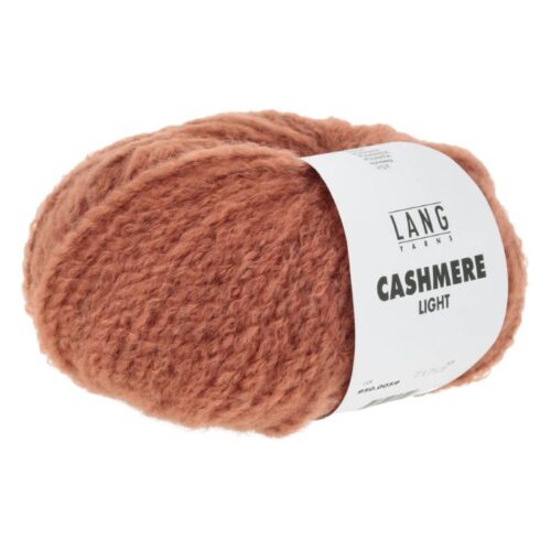 Cashmere Light fra Langyarns. Inneholder 88% Kashmir og 12% Polyamid. Strikkefasthet 20 masker x 31 omganger = 10 x 10 cm. Anbefalt pinne 5,5 og 6 mm. Her i fargen 0059.