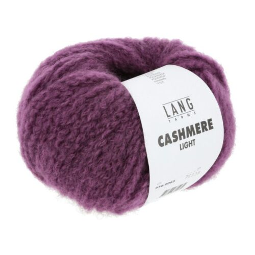 Cashmere Light fra Langyarns. Inneholder 88% Kashmir og 12% Polyamid. Strikkefasthet 20 masker x 31 omganger = 10 x 10 cm. Anbefalt pinne 5,5 og 6 mm. Her i fargen 0065.