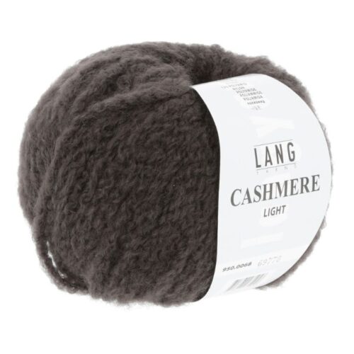 Cashmere Light fra Langyarns. Inneholder 88% Kashmir og 12% Polyamid. Strikkefasthet 20 masker x 31 omganger = 10 x 10 cm. Anbefalt pinne 5,5 og 6 mm. Her i fargen 0068.