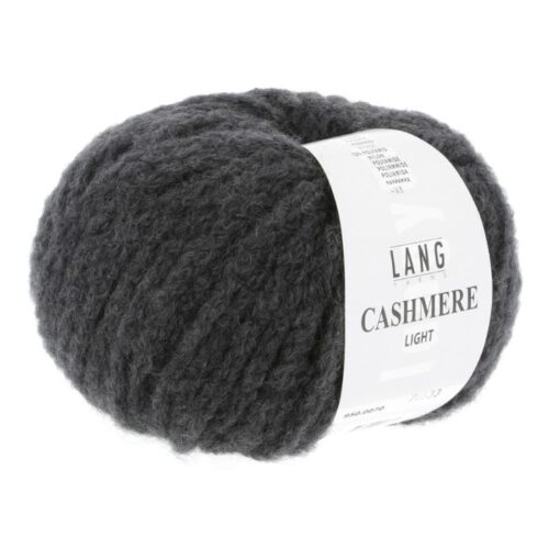 Cashmere Light fra Langyarns. Inneholder 88% Kashmir og 12% Polyamid. Strikkefasthet 20 masker x 31 omganger = 10 x 10 cm. Anbefalt pinne 5,5 og 6 mm. Her i fargen 0070.