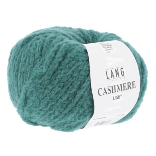 Cashmere Light fra Langyarns. Inneholder 88% Kashmir og 12% Polyamid. Strikkefasthet 20 masker x 31 omganger = 10 x 10 cm. Anbefalt pinne 5,5 og 6 mm. Her i fargen 0074.