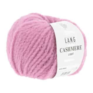 Cashmere Light fra Langyarns. Inneholder 88% Kashmir og 12% Polyamid. Strikkefasthet 20 masker x 31 omganger = 10 x 10 cm. Anbefalt pinne 5,5 og 6 mm. Her i fargen 0085.