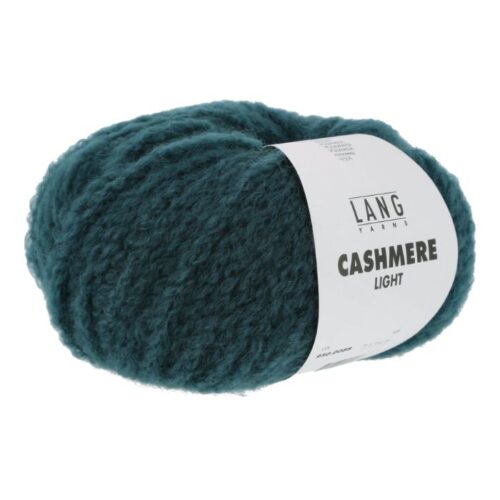 Cashmere Light fra Langyarns. Inneholder 88% Kashmir og 12% Polyamid. Strikkefasthet 20 masker x 31 omganger = 10 x 10 cm. Anbefalt pinne 5,5 og 6 mm. Her i fargen 0088.