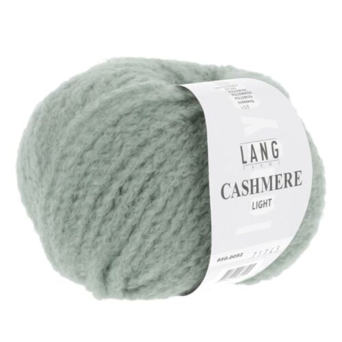Cashmere Light fra Langyarns. Inneholder 88% Kashmir og 12% Polyamid. Strikkefasthet 20 masker x 31 omganger = 10 x 10 cm. Anbefalt pinne 5,5 og 6 mm. Her i fargen 0092.