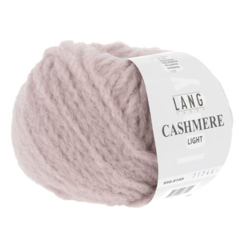Cashmere Light fra Langyarns. Inneholder 88% Kashmir og 12% Polyamid. Strikkefasthet 20 masker x 31 omganger = 10 x 10 cm. Anbefalt pinne 5,5 og 6 mm. Her i fargen 0109.