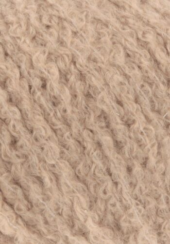 Cashmere Light fra Langyarns. Inneholder 88% Kashmir og 12% Polyamid. Strikkefasthet 20 masker x 31 omganger = 10 x 10 cm. Anbefalt pinne 5,5 og 6 mm. Her i fargen 139. Bildet viser garnets struktur.