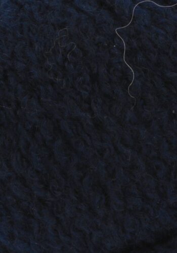 Cashmere Light fra Langyarns. Inneholder 88% Kashmir og 12% Polyamid. Strikkefasthet 20 masker x 31 omganger = 10 x 10 cm. Anbefalt pinne 5,5 og 6 mm. Her i fargen 25. Bildet viser garnets struktur.