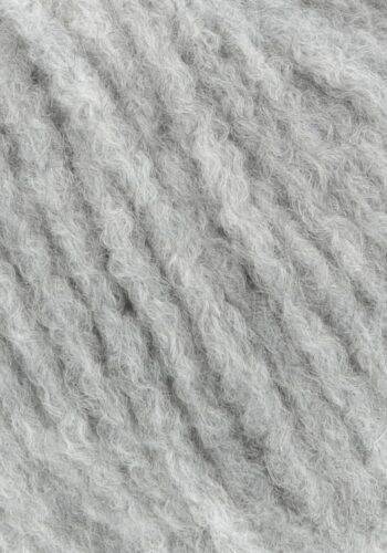 Cashmere Light fra Langyarns. Inneholder 88% Kashmir og 12% Polyamid. Strikkefasthet 20 masker x 31 omganger = 10 x 10 cm. Anbefalt pinne 5,5 og 6 mm. Her i fargen 3. Bildet viser garnets struktur.