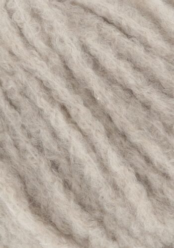 Cashmere Light fra Langyarns. Inneholder 88% Kashmir og 12% Polyamid. Strikkefasthet 20 masker x 31 omganger = 10 x 10 cm. Anbefalt pinne 5,5 og 6 mm. Her i fargen 39. Bildet viser garnets struktur.