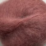 Bella By Permin. Et lekkert mohairgarn som består av 75 % kid mohair, 20 % ull og 5% polyamid. Strikkefasthet: 14 m x 22 p på pinne 6. Leveres i 50 grams nøster som utgjør 145 meter. Her i fargen 883245 Gammelrosa.