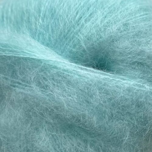 Bella By Permin. Et lekkert mohairgarn som består av 75 % kid mohair, 20 % ull og 5% polyamid. Strikkefasthet: 14 m x 22 p på pinne 6. Leveres i 50 grams nøster som utgjør 145 meter. Her i fargen 883253 Mint.