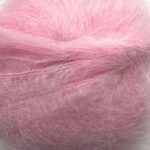 Bella By Permin. Et lekkert mohairgarn som består av 75 % kid mohair, 20 % ull og 5% polyamid. Strikkefasthet: 14 m x 22 p på pinne 6. Leveres i 50 grams nøster som utgjør 145 meter. Her i fargen 883258 Lyserød.