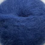 Bella By Permin. Et lekkert mohairgarn som består av 75 % kid mohair, 20 % ull og 5% polyamid. Strikkefasthet: 14 m x 22 p på pinne 6. Leveres i 50 grams nøster som utgjør 145 meter. Her i fargen 883259 Jeansblå.