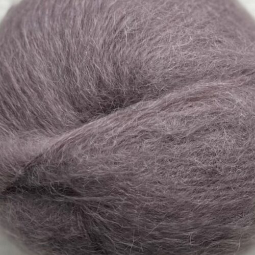 Bella By Permin. Et lekkert mohairgarn som består av 75 % kid mohair, 20 % ull og 5% polyamid. Strikkefasthet: 14 m x 22 p på pinne 6. Leveres i 50 grams nøster som utgjør 145 meter. Her i fargen 883265 Mauve.