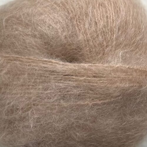 Bella By Permin. Et lekkert mohairgarn som består av 75 % kid mohair, 20 % ull og 5% polyamid. Strikkefasthet: 14 m x 22 p på pinne 6. Leveres i 50 grams nøster som utgjør 145 meter. Her i fargen 883267 Lys kamel.