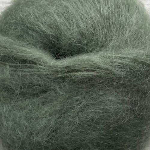 Bella By Permin. Et lekkert mohairgarn som består av 75 % kid mohair, 20 % ull og 5% polyamid. Strikkefasthet: 14 m x 22 p på pinne 6. Leveres i 50 grams nøster som utgjør 145 meter. Her i fargen 883269 Støvet grønn.