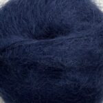 Bella By Permin. Et lekkert mohairgarn som består av 75 % kid mohair, 20 % ull og 5% polyamid. Strikkefasthet: 14 m x 22 p på pinne 6. Leveres i 50 grams nøster som utgjør 145 meter. Her i fargen 883289 Navy blue.