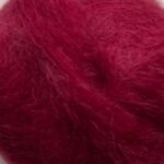 Bella fra Permin. Et lekkert mohairgarn som består av 75 % kid mohair, 20 % ull og 5% polyamid. Strikkefasthet: 14 m x 22 p på pinne 6. Leveres i 50 grams nøster som utgjør 145 meter. Her i fargen 883296 Vinrød.