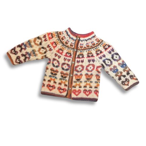 Hentesettet "Velkommen til verden" strikkes i Merino 200 og Merino 200 Color fra Langyarns. Her ser man bildet av den strikkede jakken.