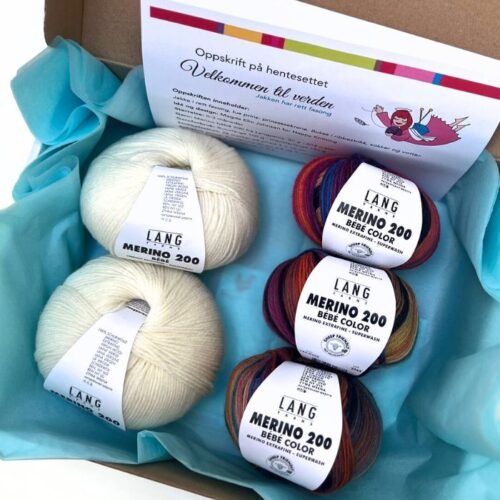 Strikkepakken "Velkommen til verden er designet i Merino 200 bebe fra Langyarns. Her i fargekombinasjon med Merino bebe 200 Color.