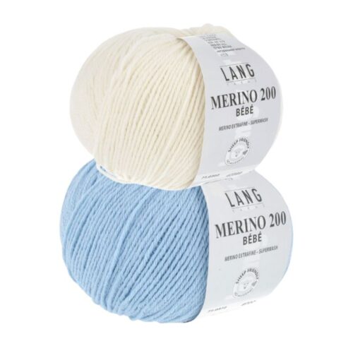 Strikkepakke hentesett "Velkommen til verden" designet i Merino 200 Bebe og Merino 200 bebe color fra Langyarns. Her er fargekobinasjonen 320 0g 302.