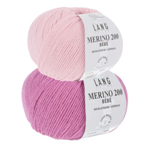 Strikkepakke hentesett "Velkommen til verden" designet i Merino 200 Bebe og Merino 200 bebe color fra Langyarns. Her er fargekobinasjonen 409 og 319.