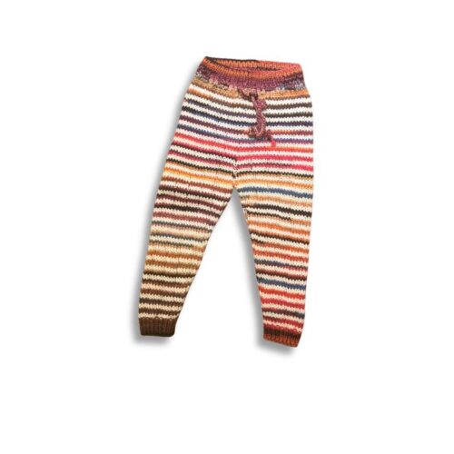 Hentesettet "Velkommen til verden" strikkes i Merino 200 og Merino 200 Color fra Langyarns. Her ser man bildet av den strikkede buksen.
