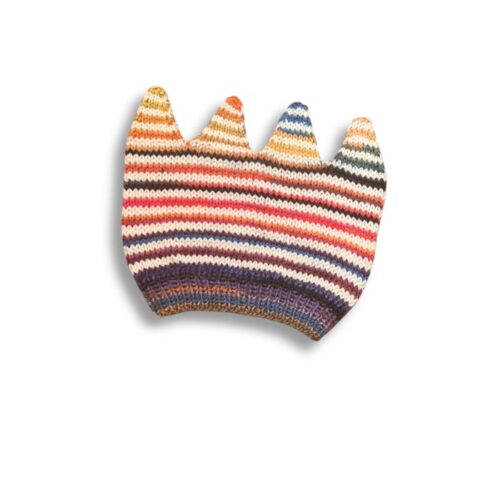 Hentesettet "Velkommen til verden" strikkes i Merino 200 og Merino 200 Color fra Langyarns. Her ser man bildet av den strikkede luen.