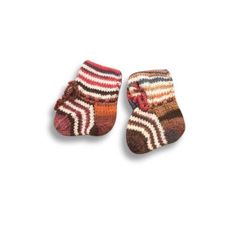 Hentesettet "Velkommen til verden" strikkes i Merino 200 og Merino 200 Color fra Langyarns. Her ser man bildet av de strikkede sokkene.
