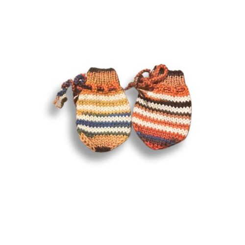 Hentesettet "Velkommen til verden" strikkes i Merino 200 og Merino 200 Color fra Langyarns. Her ser man bildet av de strikkede vottene.