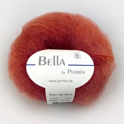 Bella fra Permin. Et lekkert mohairgarn som består av 75 % kid mohair, 20 % ull og 5% polyamid. Strikkefasthet: 14 m x 22 p på pinne 6. Leveres i 50 grams nøster som utgjør 145 meter. Her i fargen 883285 Terracotta