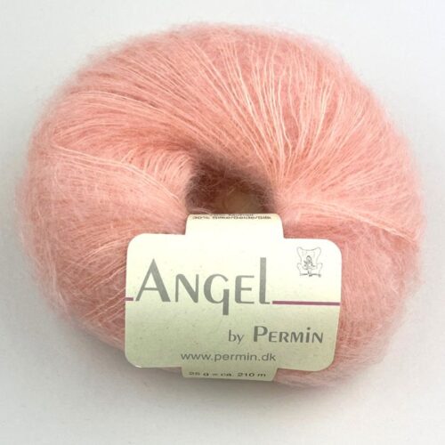 Angel By Permin, kidmohair og silke. Strikkefasthet 20 masker x 28 pinner på pinne 4.5 = 10 cm. Egner seg godt som følgetråd. Her i fargen 8841111 Flamingo.