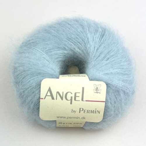 Angel By Permin, kidmohair og silke. Strikkefasthet 20 masker x 28 pinner på pinne 4.5 = 10 cm. Egner seg godt som følgetråd. Her i fargen 8841113 Himmelblå.
