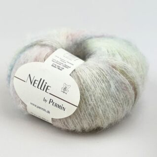 Nellie By Permin, kidmohair og silke. Inneholder 55% superfine alpaca, 24% bomuld, 21% merinould. 18-20 masker x 28-30 pinner = 10 cm. Her i fargen 882401 unicorn.