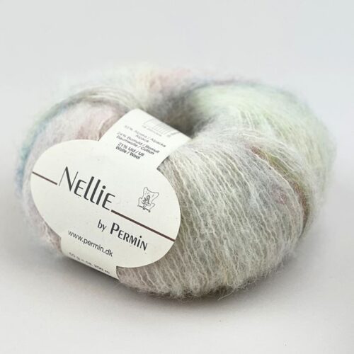 Nellie By Permin, kidmohair og silke. Inneholder 55% superfine alpaca, 24% bomuld, 21% merinould. 18-20 masker x 28-30 pinner = 10 cm. Her i fargen 882401 unicorn.