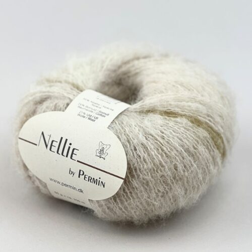 Nellie By Permin, kidmohair og silke. Inneholder 55% superfine alpaca, 24% bomuld, 21% merinould. 18-20 masker x 28-30 pinner = 10 cm. Her i fargen 882402 Råhvid, grøn og gylden.
