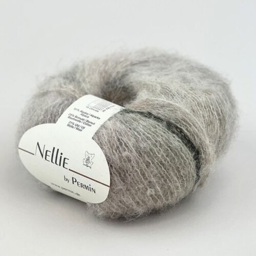 Nellie By Permin, kidmohair og silke. Inneholder 55% superfine alpaca, 24% bomuld, 21% merinould. 18-20 masker x 28-30 pinner = 10 cm. Her i fargen 882403 Beige, aubergine og brun.
