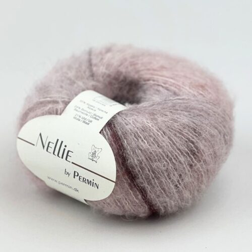 Nellie By Permin, kidmohair og silke. Inneholder 55% superfine alpaca, 24% bomuld, 21% merinould. 18-20 masker x 28-30 pinner = 10 cm. Her i fargen 882404 rosa, bordeaux og syren.