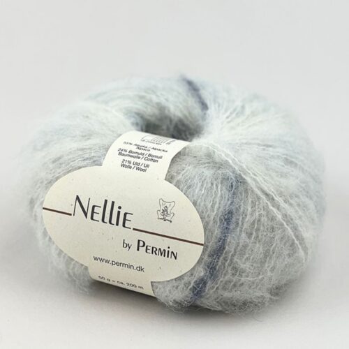Nellie By Permin, kidmohair og silke. Inneholder 55% superfine alpaca, 24% bomuld, 21% merinould. 18-20 masker x 28-30 pinner = 10 cm. Her i fargen 882405 Lyseblå, jeans og kobolt.