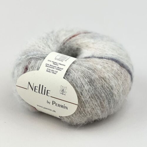 Nellie By Permin, kidmohair og silke. Inneholder 55% superfine alpaca, 24% bomuld, 21% merinould. 18-20 masker x 28-30 pinner = 10 cm. Her i fargen 882406 koral, rust og blå.
