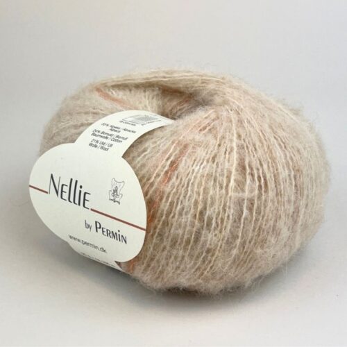 Nellie By Permin, kidmohair og silke. Inneholder 55% superfine alpaca, 24% bomuld, 21% merinould. 18-20 masker x 28-30 pinner = 10 cm. Her i fargen 882410 Lys beige og korall.