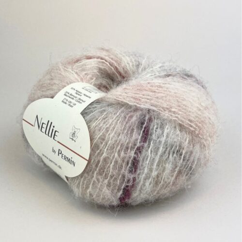 Nellie By Permin, kidmohair og silke. Inneholder 55% superfine alpaca, 24% bomuld, 21% merinould. 18-20 masker x 28-30 pinner = 10 cm. Her i fargen 882408 lys beige og korall