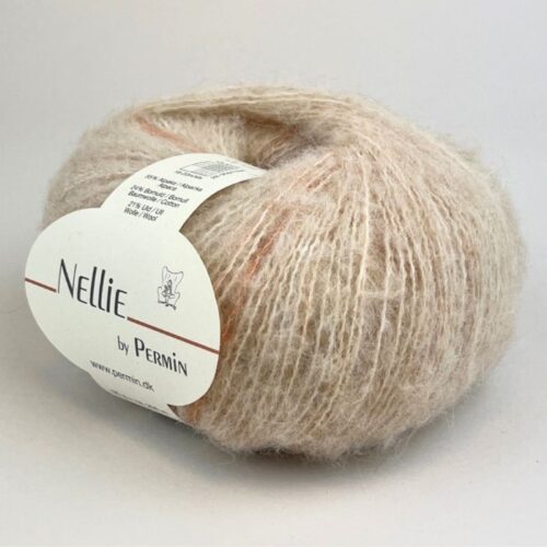 Nellie By Permin, kidmohair og silke. Inneholder 55% superfine alpaca, 24% bomuld, 21% merinould. 18-20 masker x 28-30 pinner = 10 cm. Her i fargen 882402 Lys beige og korall.