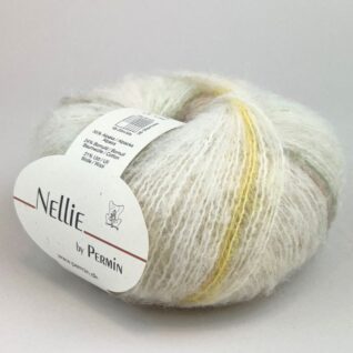 Fargeprøve av Permin Nellie, farge 882410 Råhvid, gul og grøn.