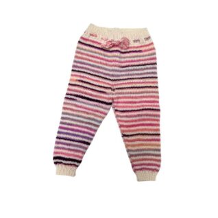 Hentesettet Velkommen til verden. Dette settet har A-fasong og er designet i Merino 200 bebe og Merino 200 bebe color fra LangYarns. Her vises buksen.