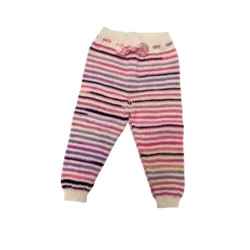 Hentesettet Velkommen til verden. Dette settet har A-fasong og er designet i Merino 200 bebe og Merino 200 bebe color fra LangYarns. Her vises buksen.