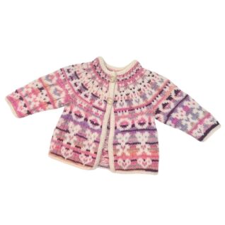 Hentesettet Velkommen til verden. Dette settet har A-fasong og er designet i Merino 200 bebe og Merino 200 bebe color fra LangYarns. Her vises jakken.