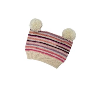Hentesettet Velkommen til verden. Dette settet har A-fasong og er designet i Merino 200 bebe og Merino 200 bebe color fra LangYarns. Her vises luen.