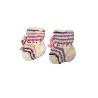 Hentesettet Velkommen til verden. Dette settet har A-fasong og er designet i Merino 200 bebe og Merino 200 bebe color fra LangYarns. Her vises sokkene.