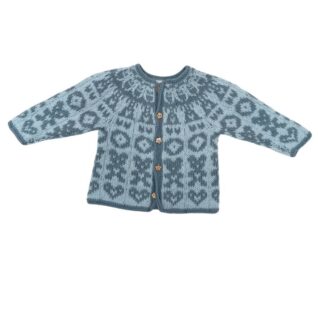 Hentesettet Velkommen til verden. Dette settet har rett-fasong og er designet i Merino 200 bebe og Merino 200 bebe color fra LangYarns. Her vises jakken i det ensfargede garnet.